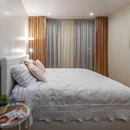 Kingsized Beds Full In Old Center アパート